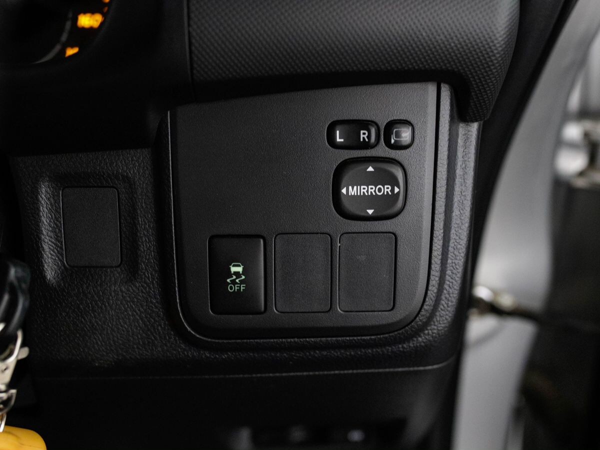 Toyota Wish 2011 - фото автомобиля