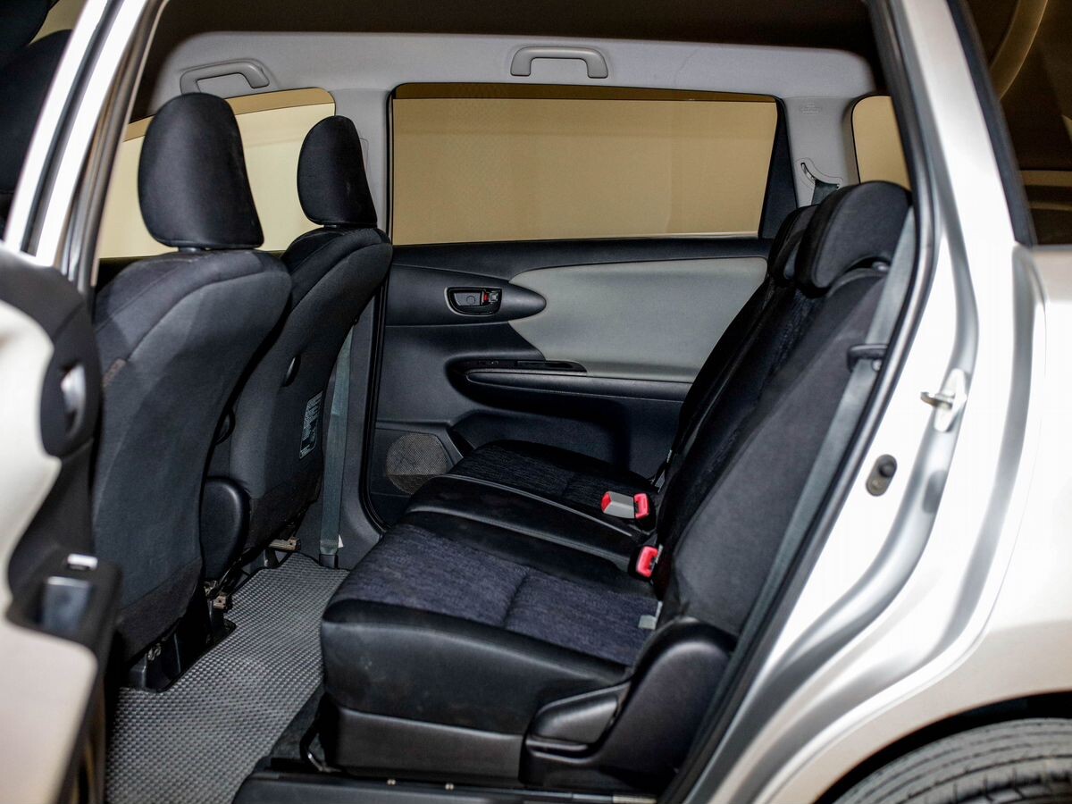 Toyota Wish 2011 - фото автомобиля