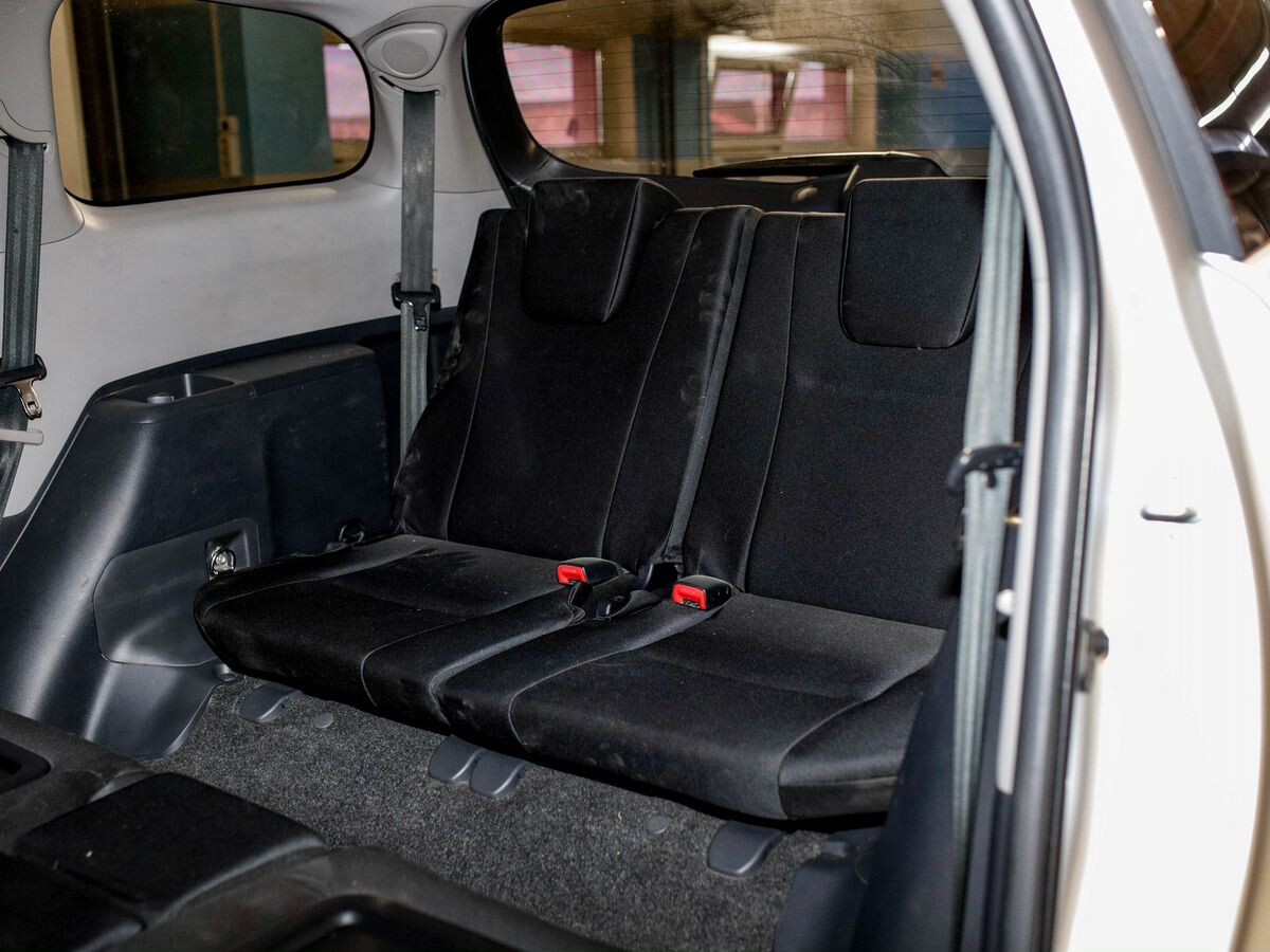 Toyota Wish 2011 - фото автомобиля