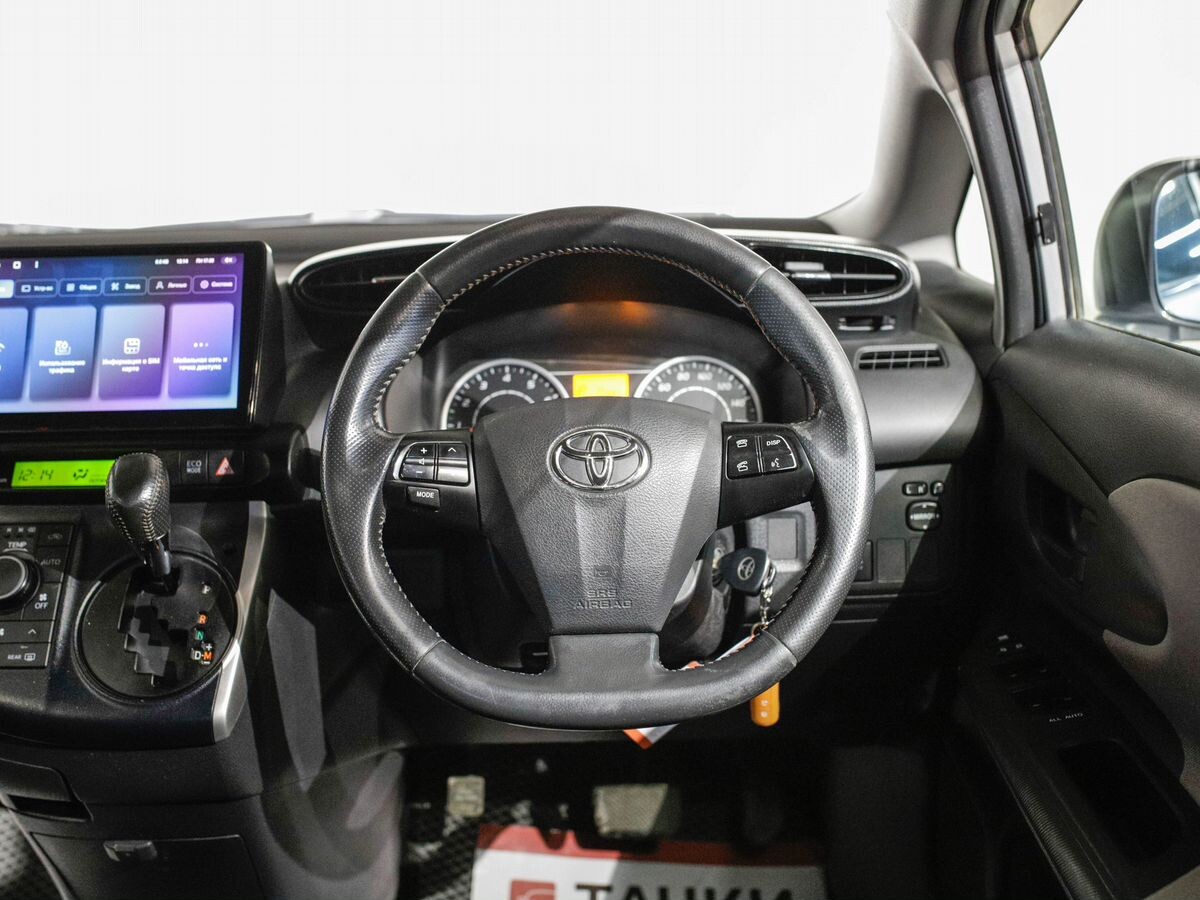 Toyota Wish 2011 - фото автомобиля