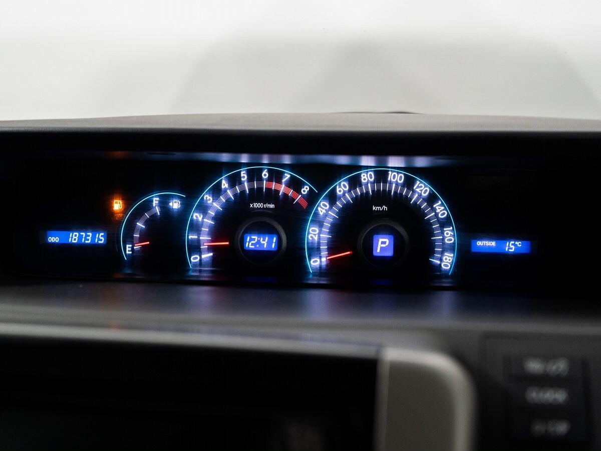 Toyota Voxy 2008 - фото автомобиля