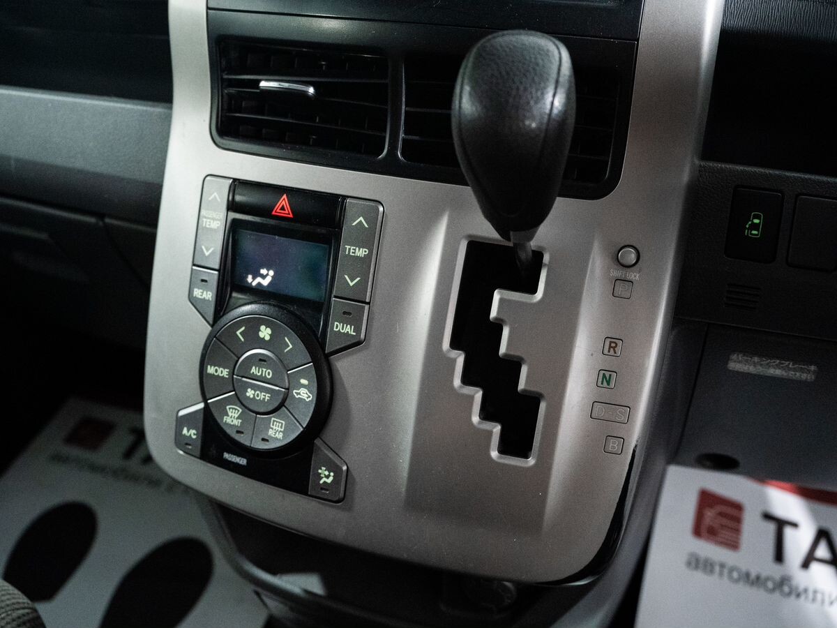 Toyota Voxy 2008 - фото автомобиля
