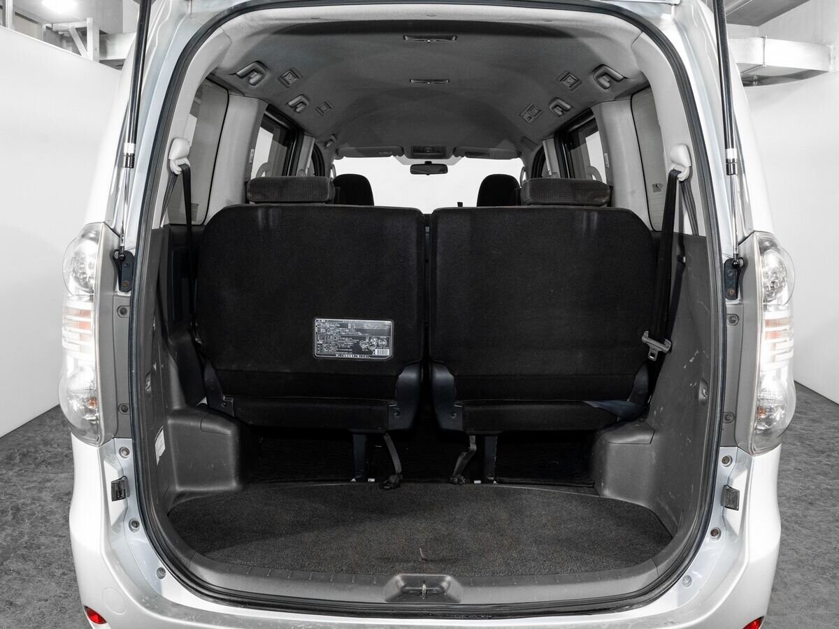 Toyota Voxy 2008 - фото автомобиля