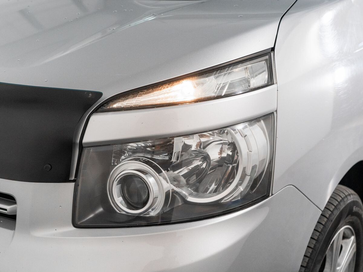 Toyota Voxy 2008 - фото автомобиля