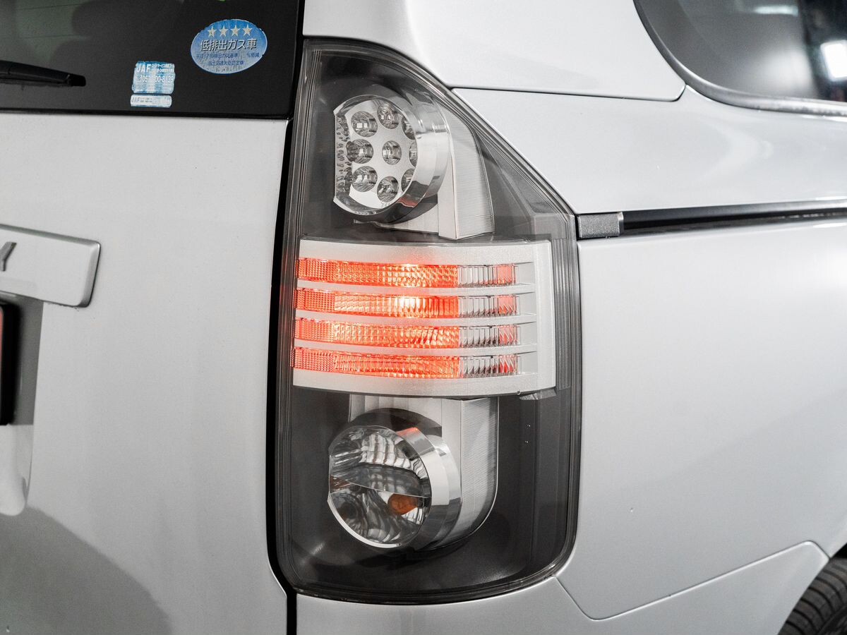 Toyota Voxy 2008 - фото автомобиля