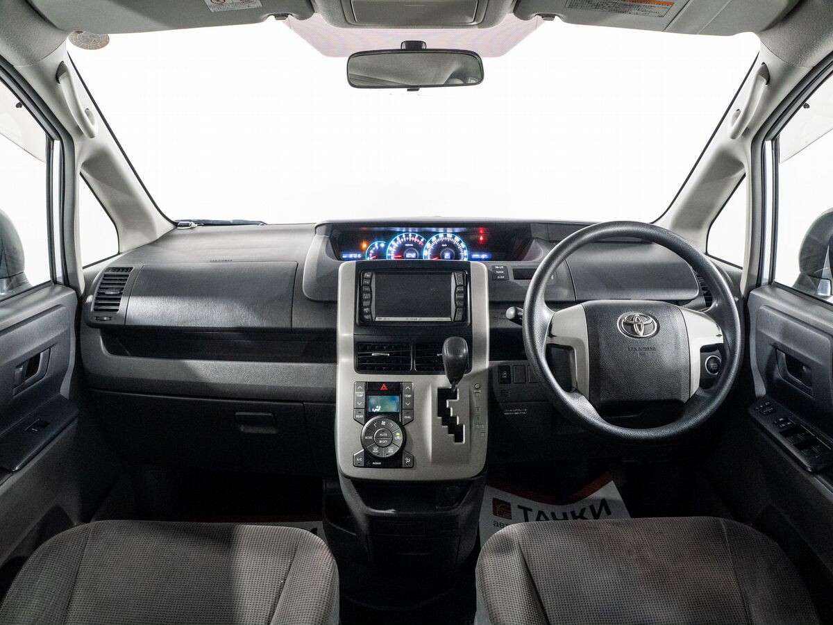 Toyota Voxy 2008 - фото автомобиля