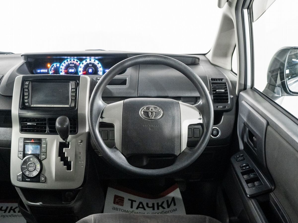 Toyota Voxy 2008 - фото автомобиля