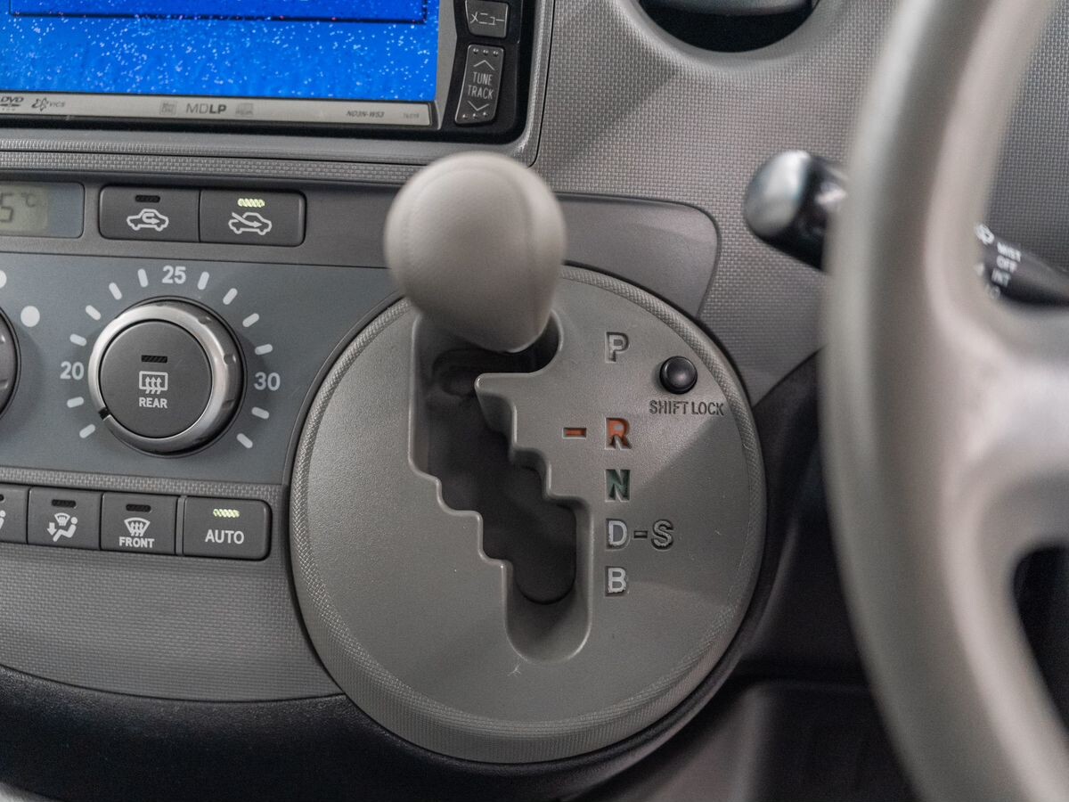 Toyota Sienta 2004 - фото автомобиля