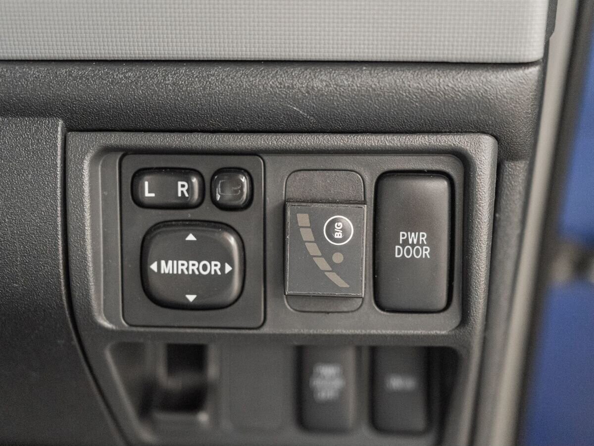 Toyota Sienta 2004 - фото автомобиля