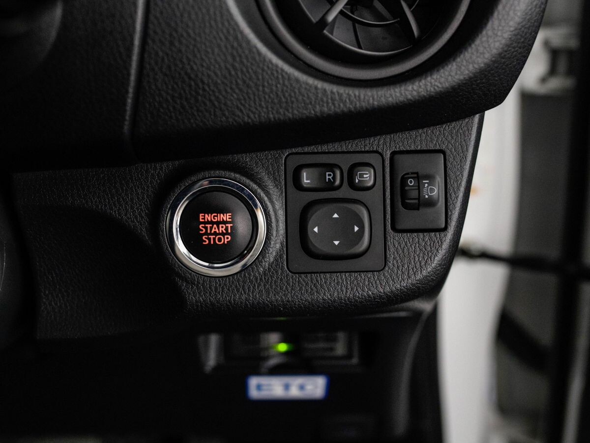 Toyota Vitz 2018 - фото автомобиля