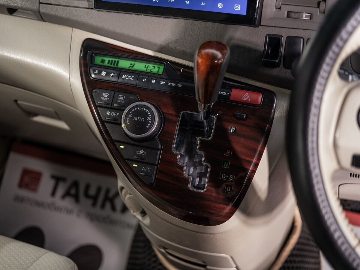 Toyota Isis 2013 - фото автомобиля