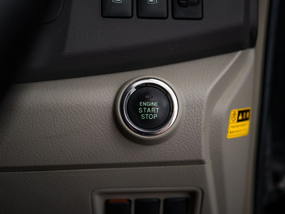 Toyota Isis 2013 - фото автомобиля