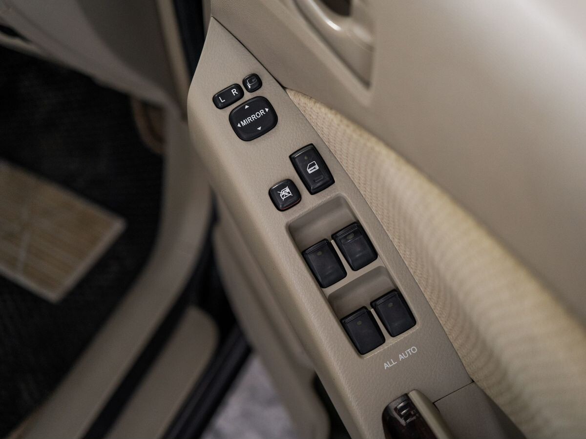 Toyota Isis 2013 - фото автомобиля