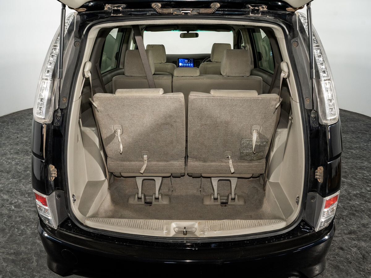 Toyota Isis 2013 - фото автомобиля