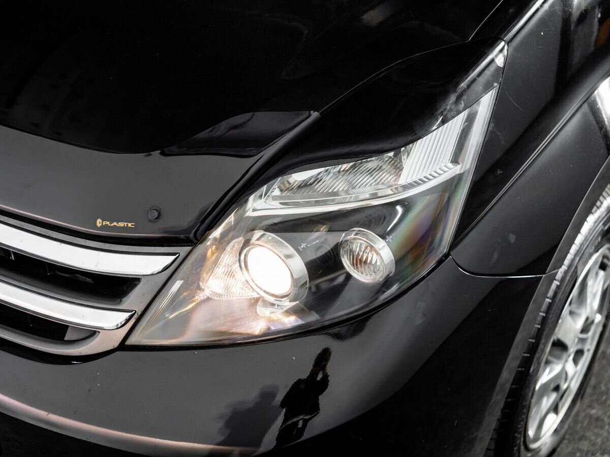 Toyota Isis 2013 - фото автомобиля