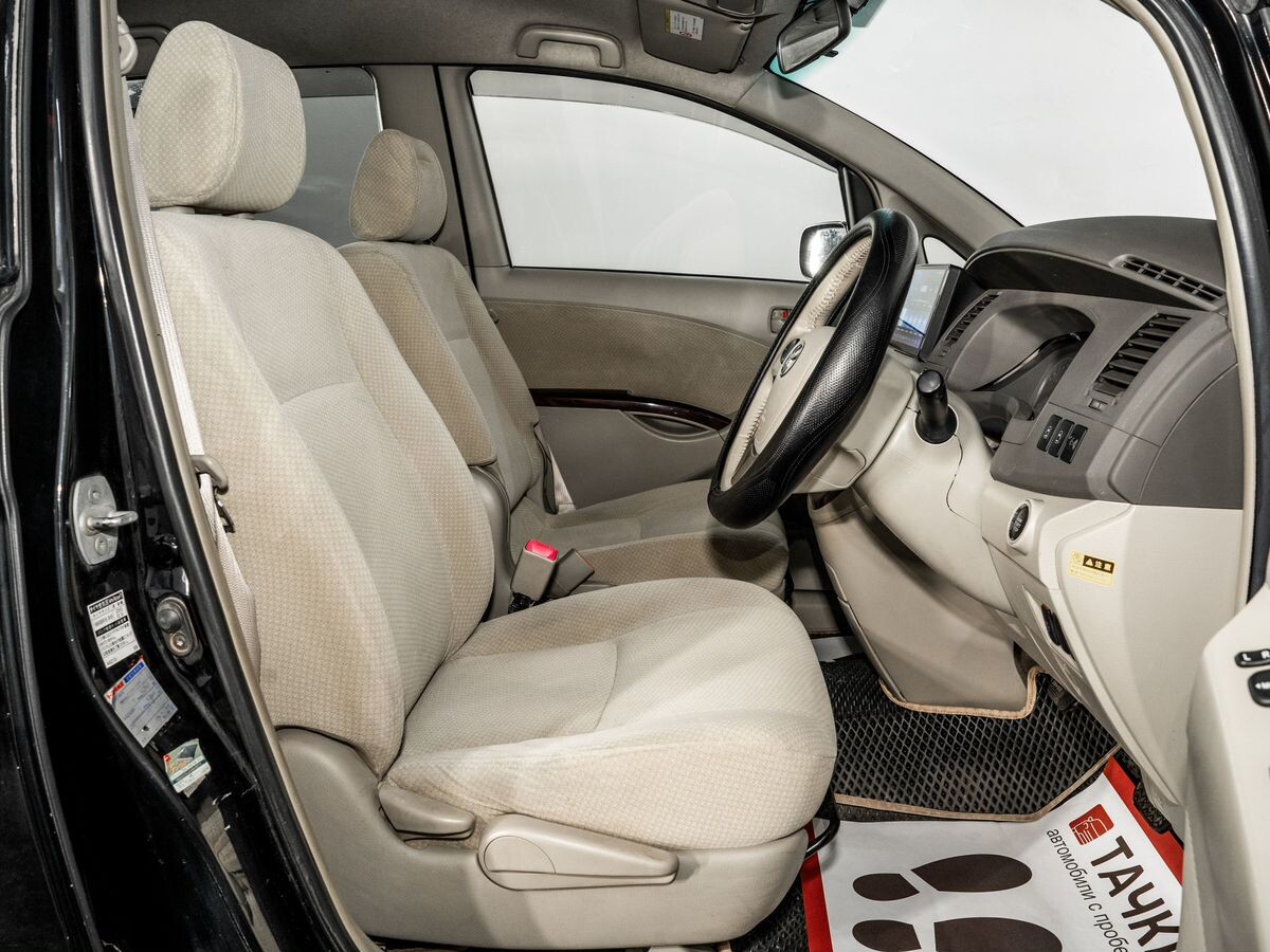 Toyota Isis 2013 - фото автомобиля