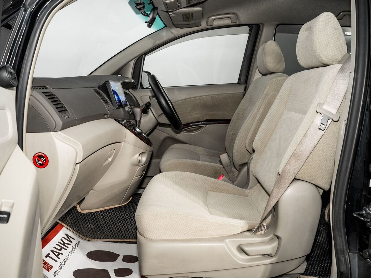 Toyota Isis 2013 - фото автомобиля