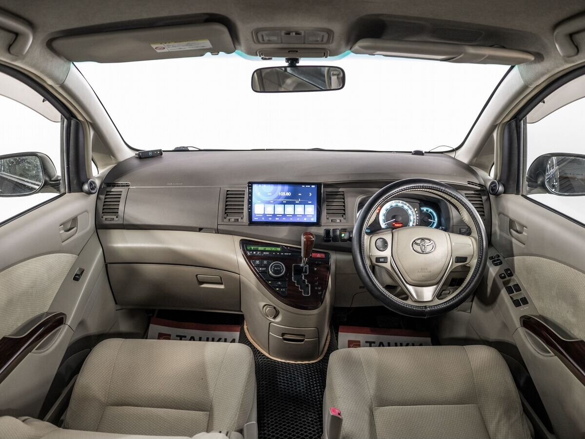 Toyota Isis 2013 - фото автомобиля