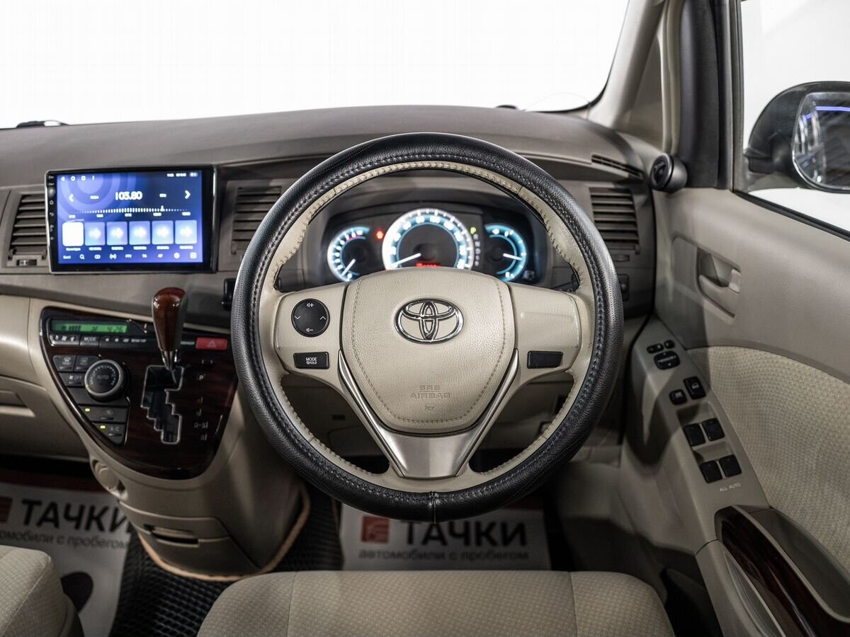 Toyota Isis 2013 - фото автомобиля