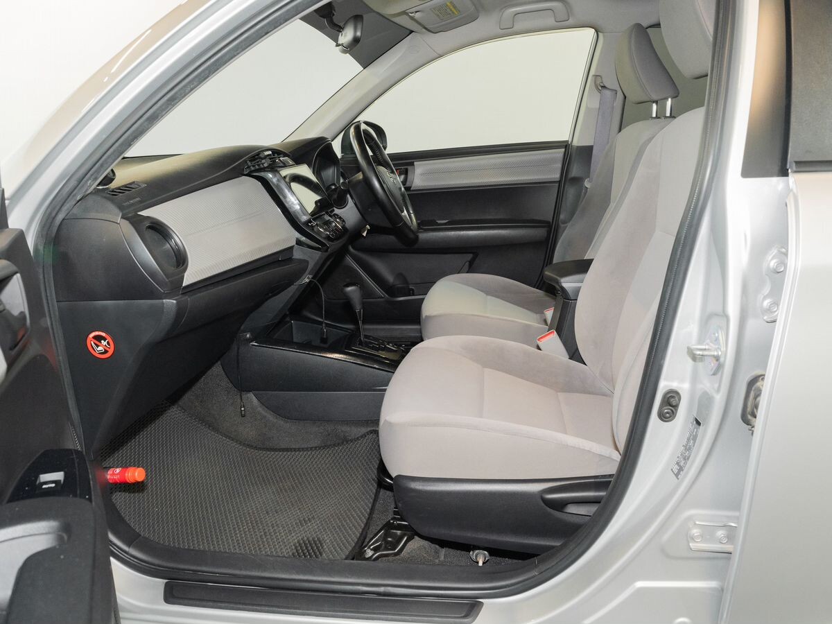 Toyota Corolla Axio 2012 - фото автомобиля