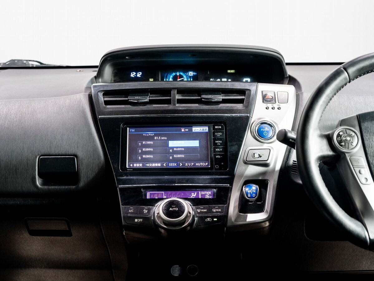 Toyota Prius Alpha 2015 - фото автомобиля