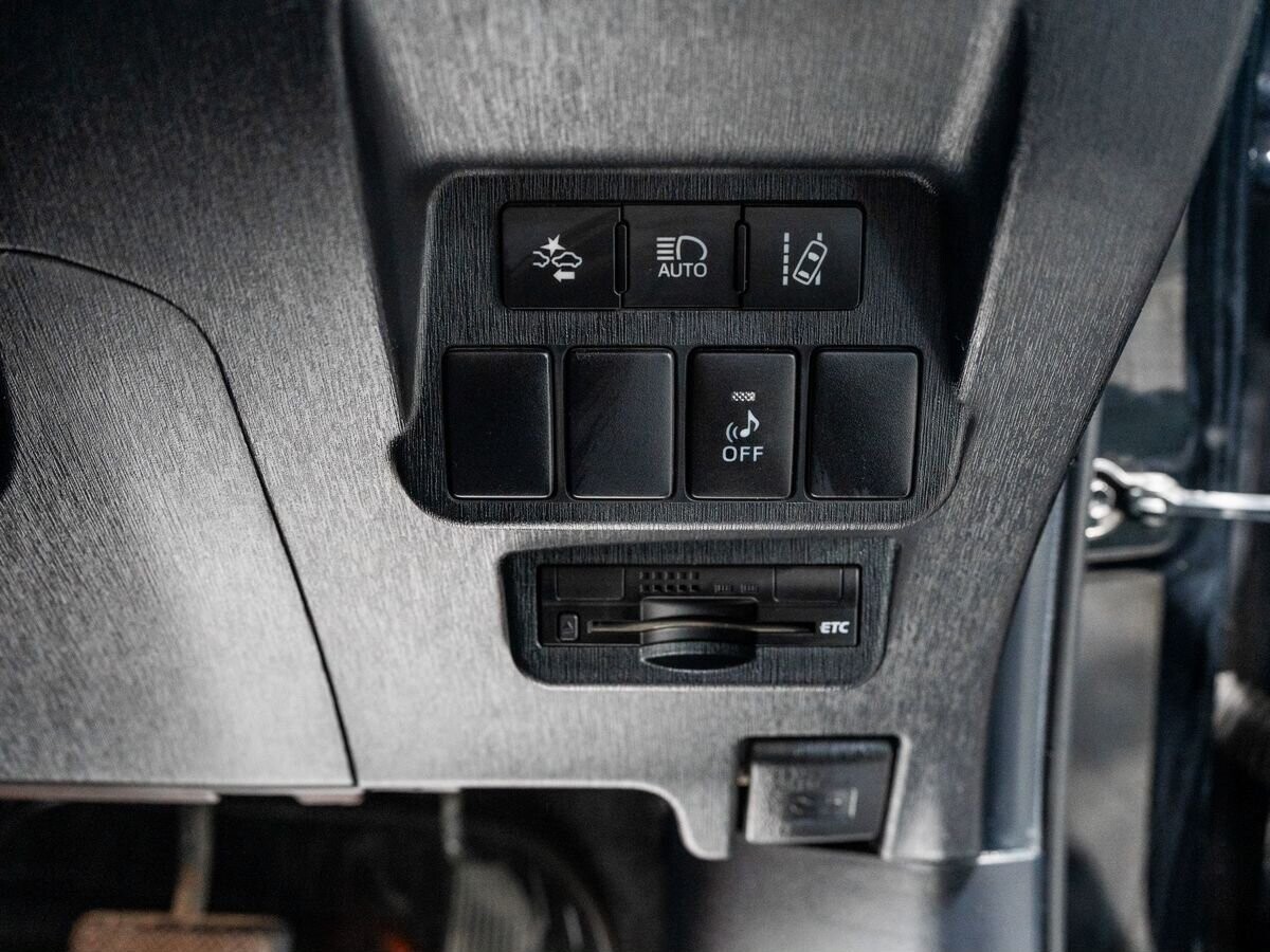 Toyota Prius Alpha 2015 - фото автомобиля