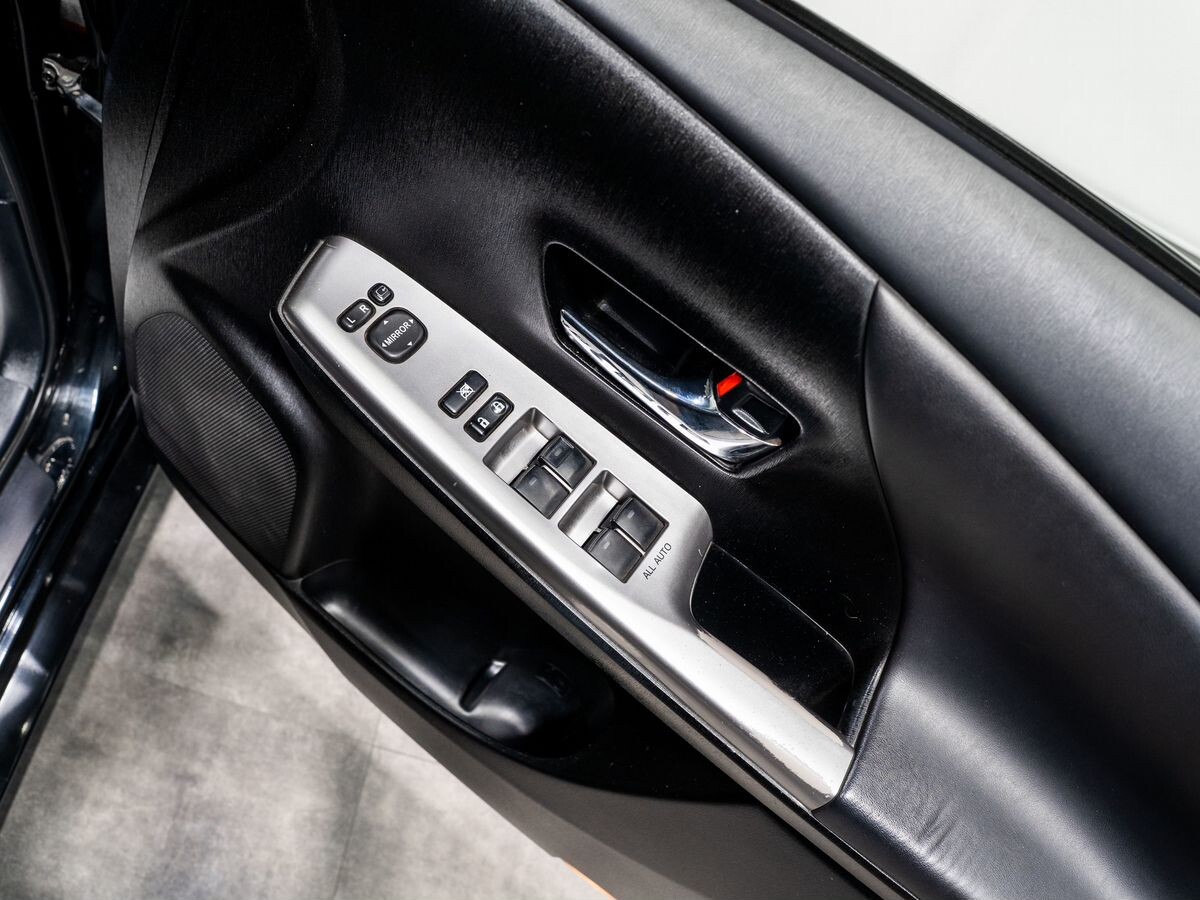 Toyota Prius Alpha 2015 - фото автомобиля