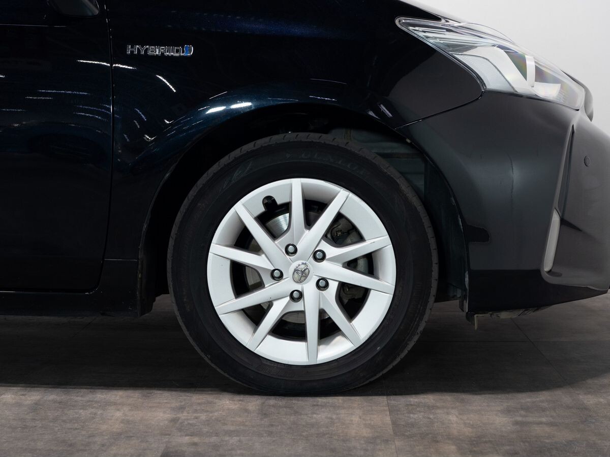 Toyota Prius Alpha 2015 - фото автомобиля