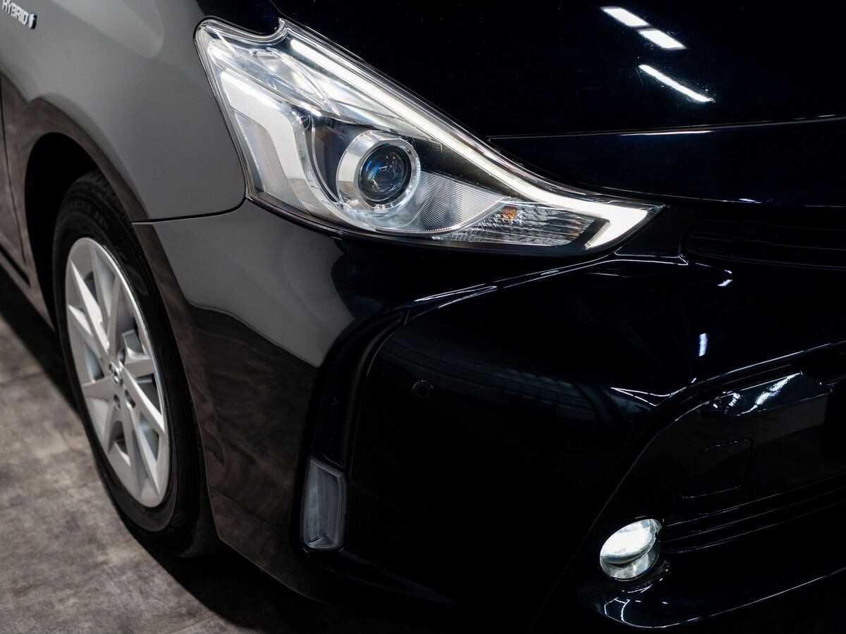 Toyota Prius Alpha 2015 - фото автомобиля