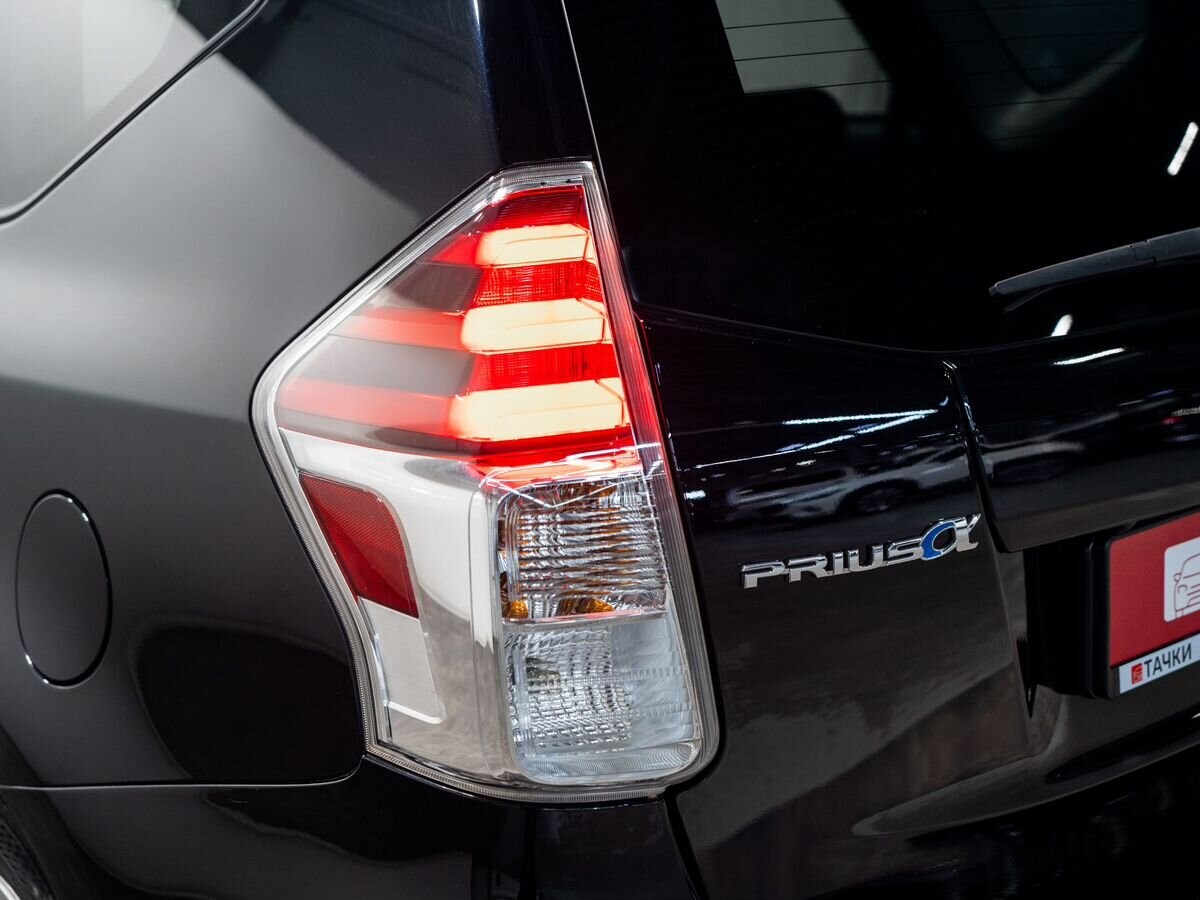 Toyota Prius Alpha 2015 - фото автомобиля