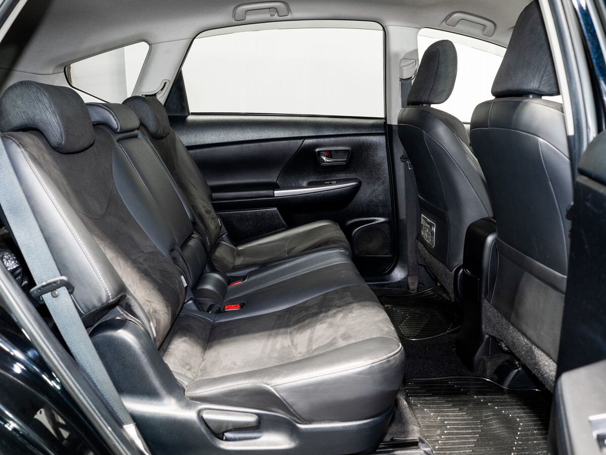 Toyota Prius Alpha 2015 - фото автомобиля