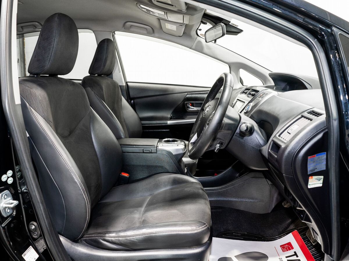 Toyota Prius Alpha 2015 - фото автомобиля