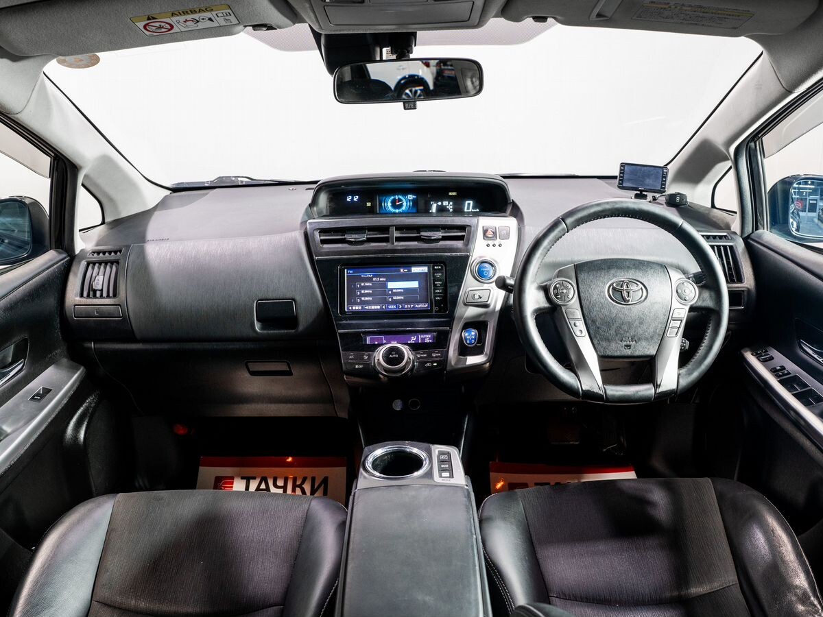 Toyota Prius Alpha 2015 - фото автомобиля