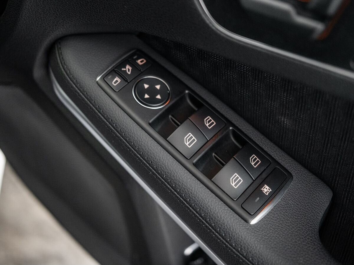 Mercedes-Benz E-Class 2012 - фото автомобиля
