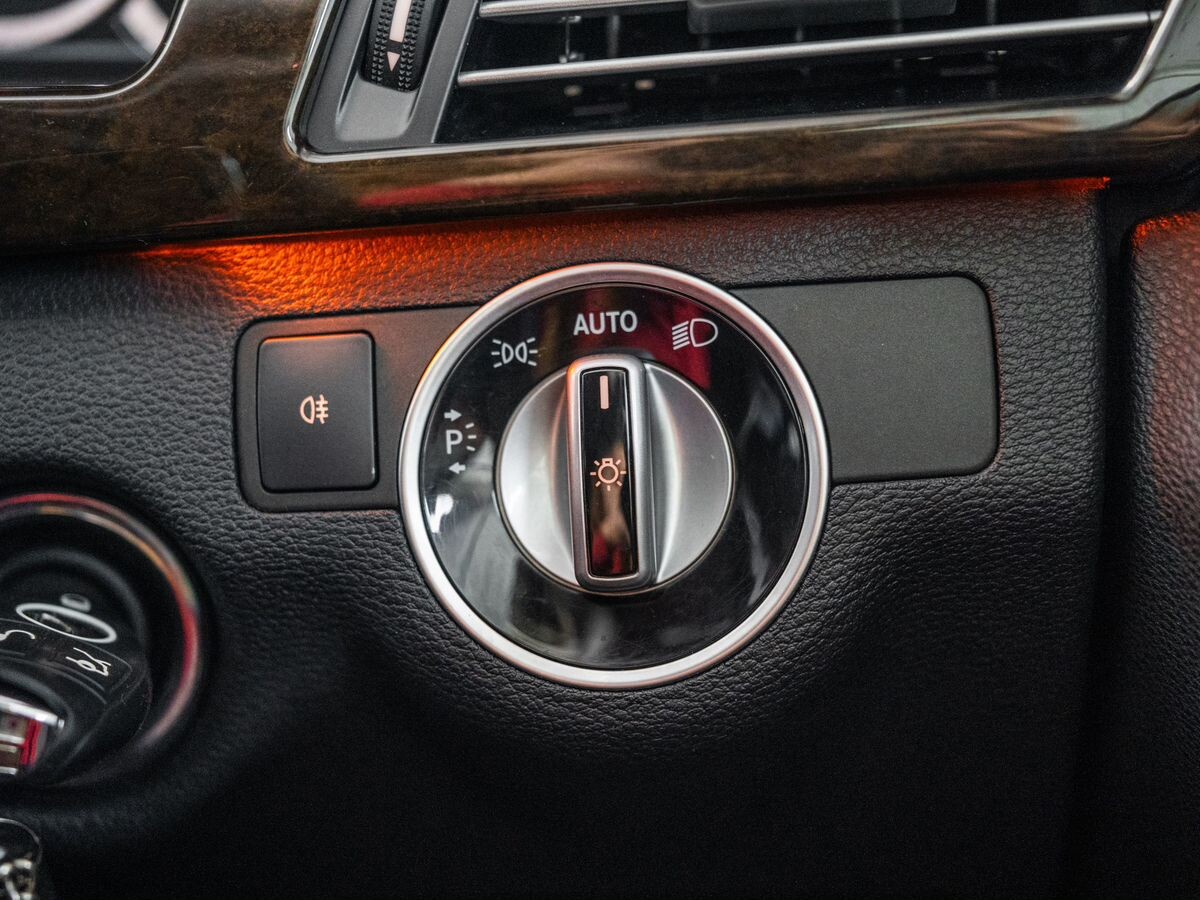 Mercedes-Benz E-Class 2012 - фото автомобиля