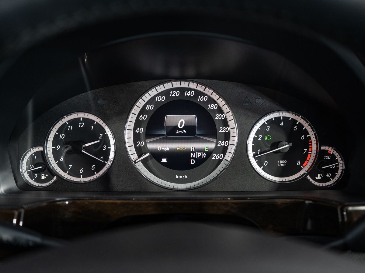 Mercedes-Benz E-Class 2012 - фото автомобиля