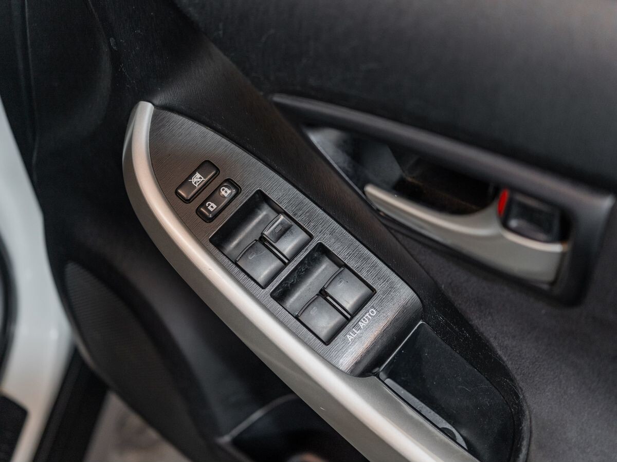 Toyota Prius 2015 - фото автомобиля