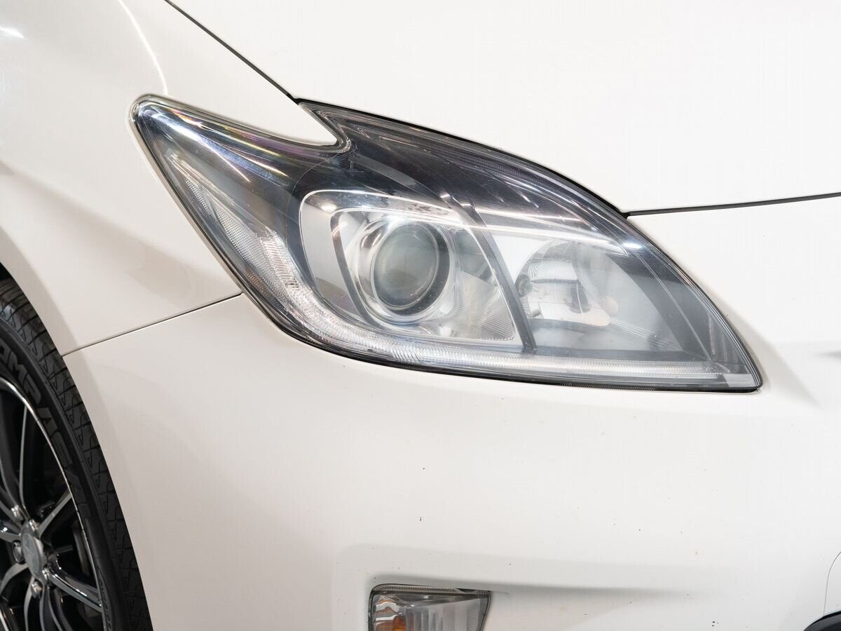 Toyota Prius 2015 - фото автомобиля