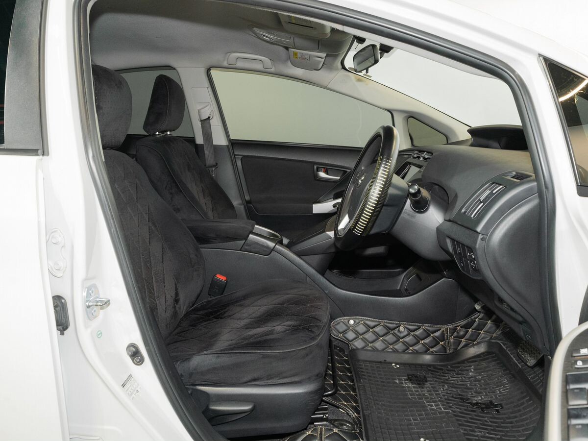 Toyota Prius 2015 - фото автомобиля