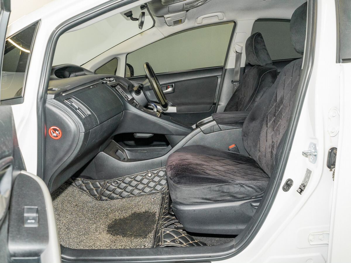 Toyota Prius 2015 - фото автомобиля