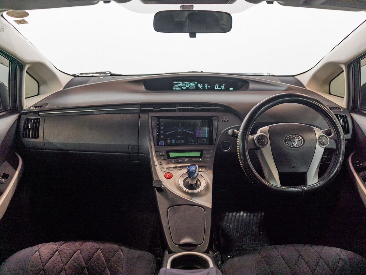 Toyota Prius 2015 - фото автомобиля