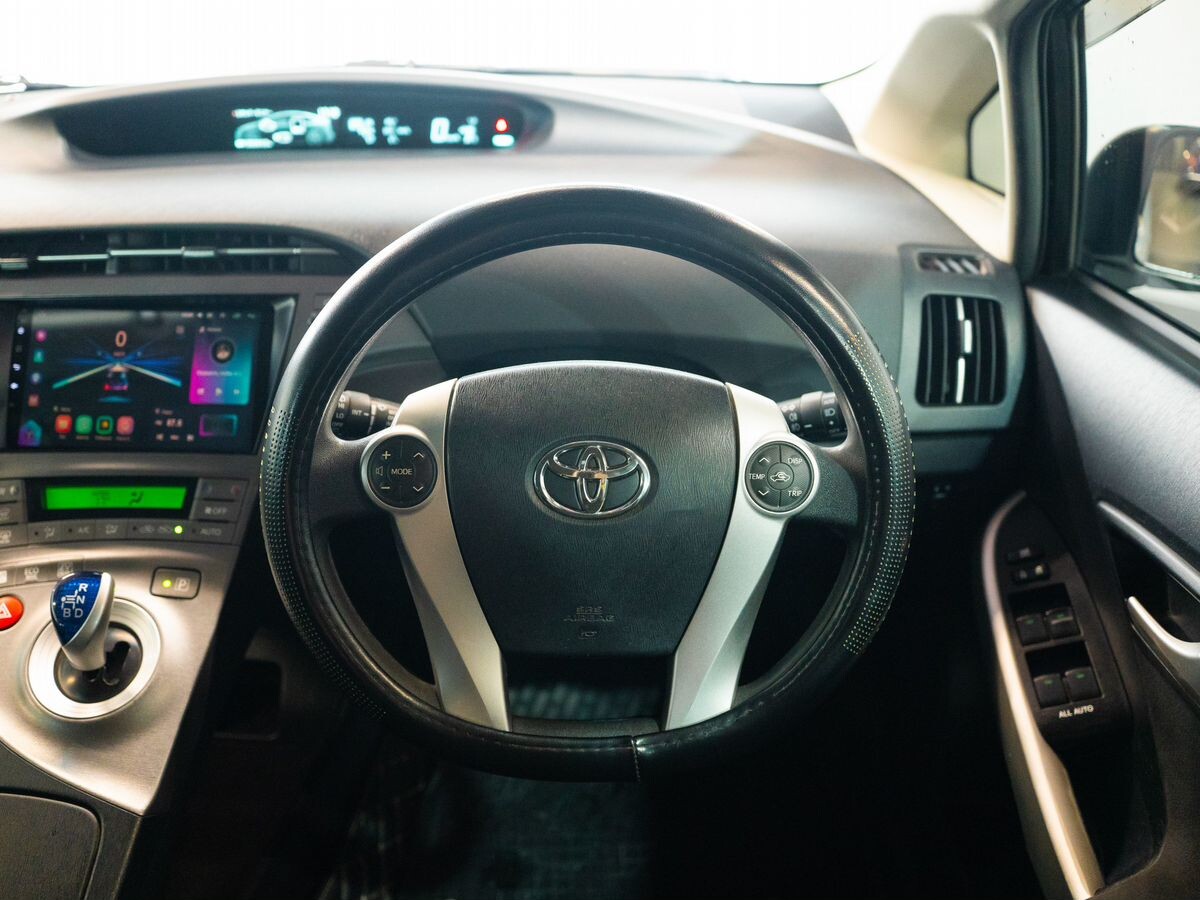 Toyota Prius 2015 - фото автомобиля