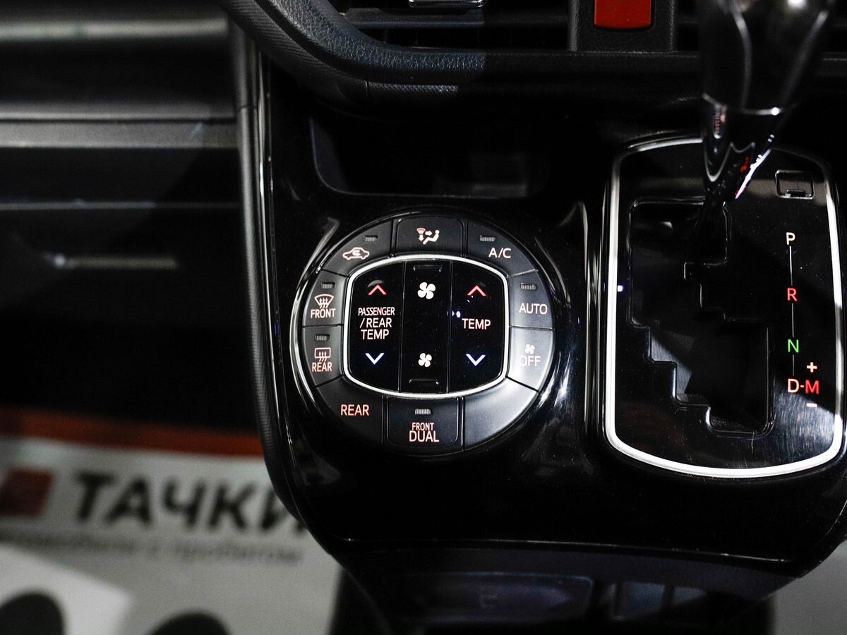 Toyota Noah 2020 - фото автомобиля
