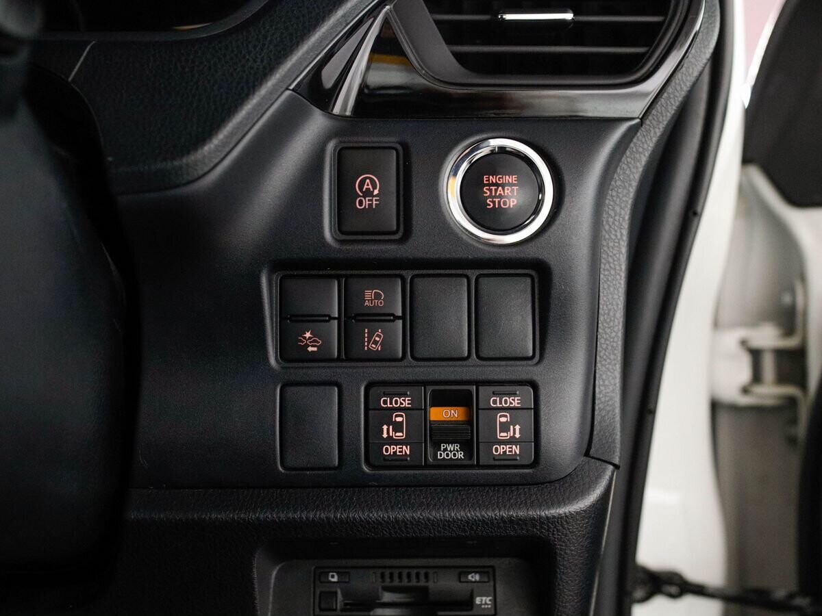 Toyota Noah 2020 - фото автомобиля
