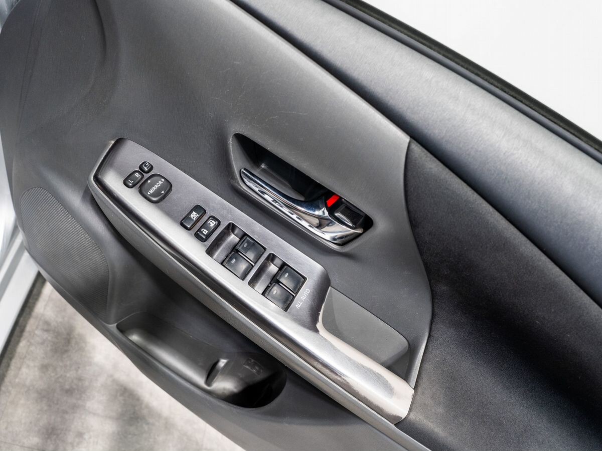 Toyota Prius Alpha 2013 - фото автомобиля