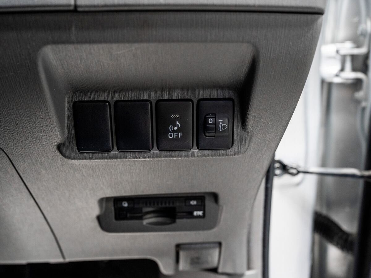 Toyota Prius Alpha 2013 - фото автомобиля