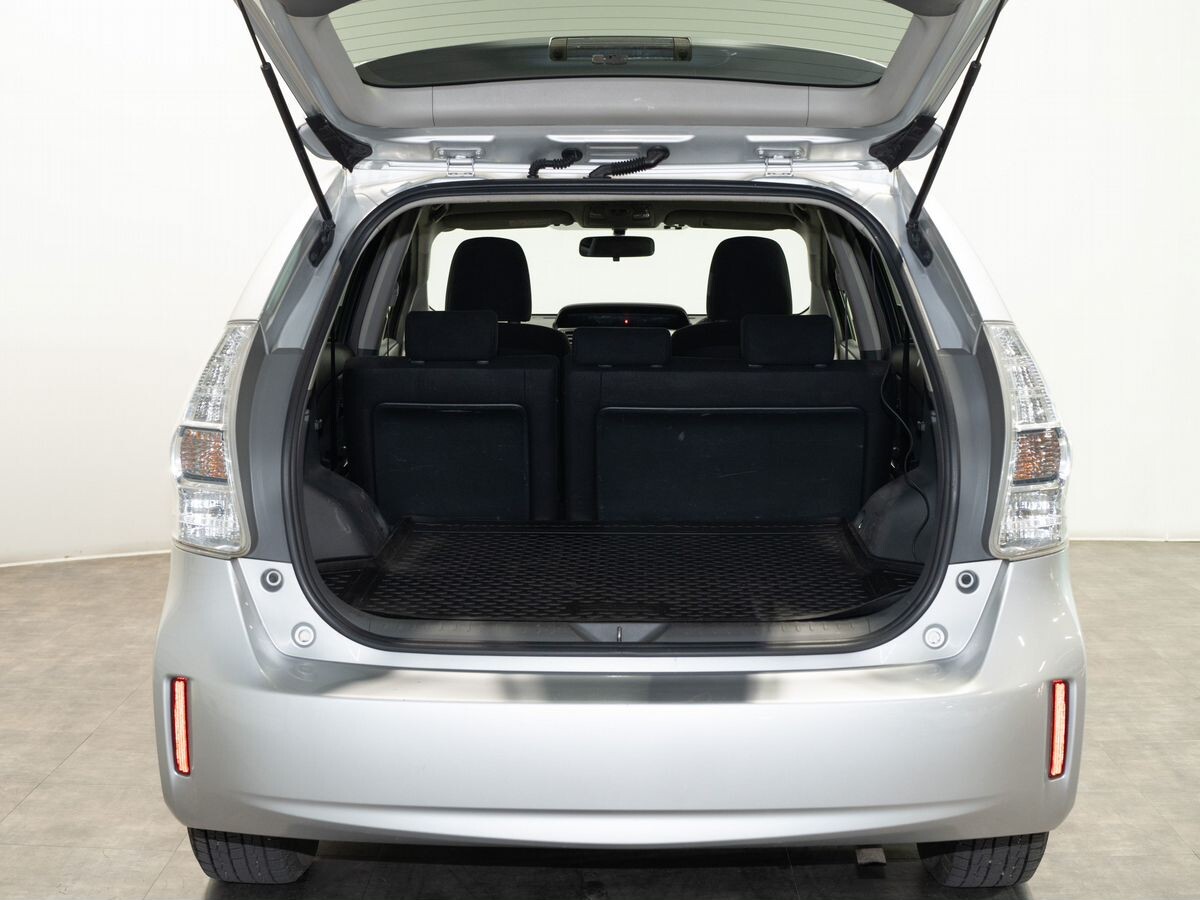 Toyota Prius Alpha 2013 - фото автомобиля