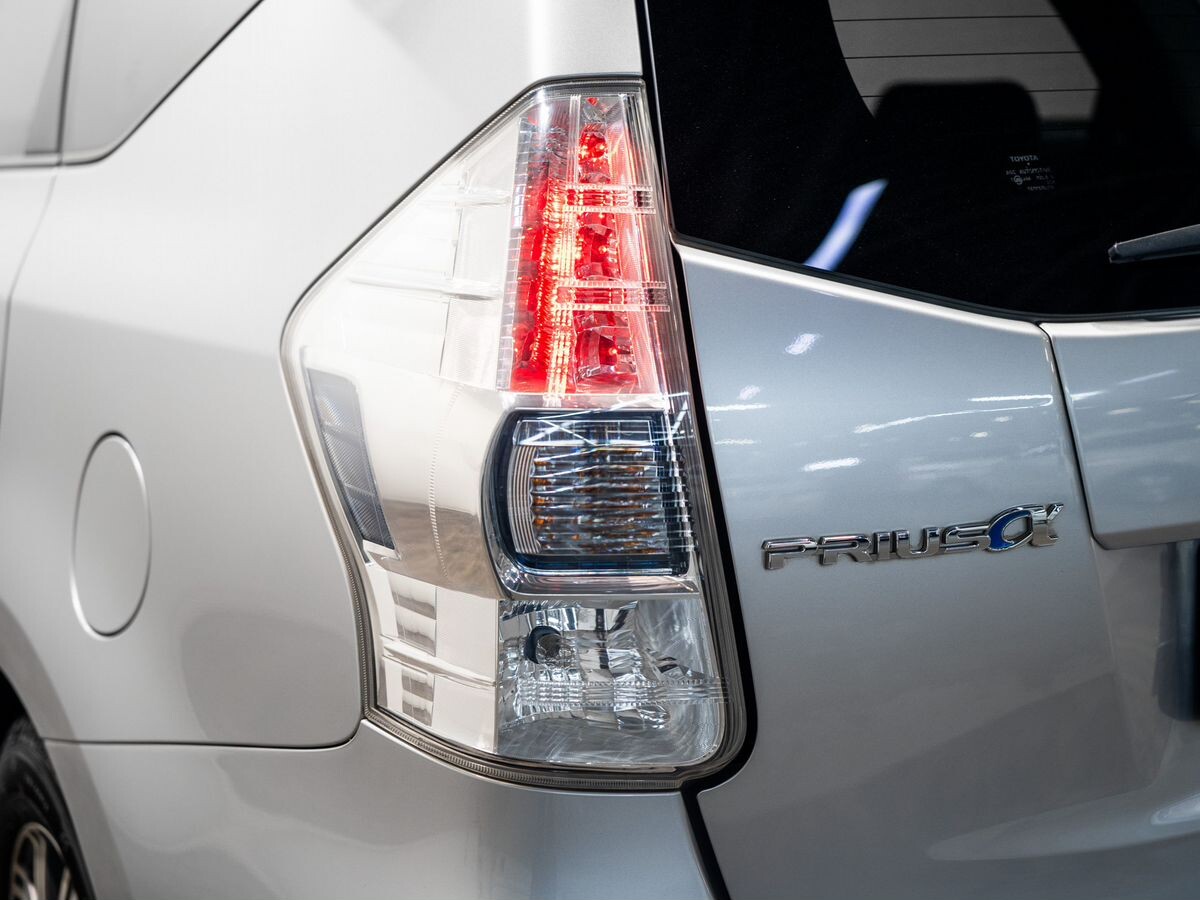 Toyota Prius Alpha 2013 - фото автомобиля