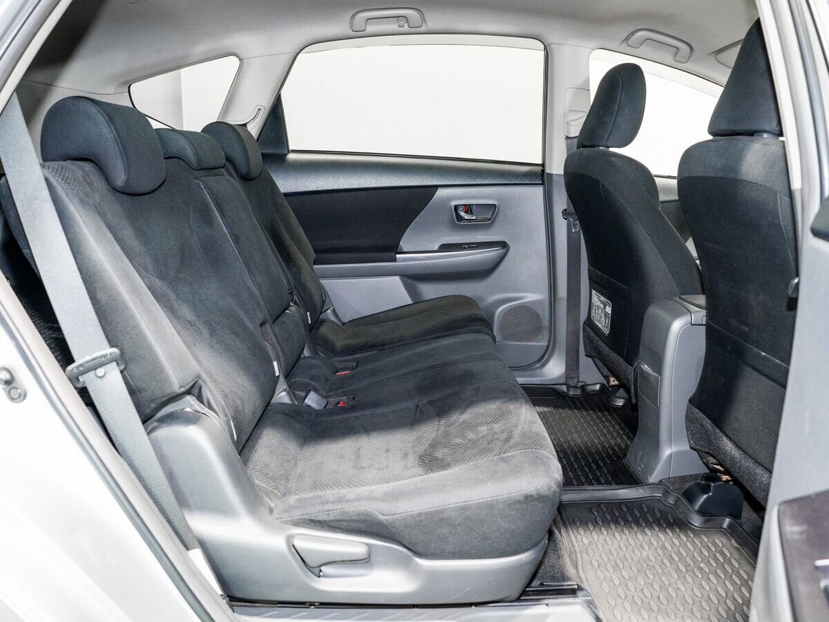 Toyota Prius Alpha 2013 - фото автомобиля