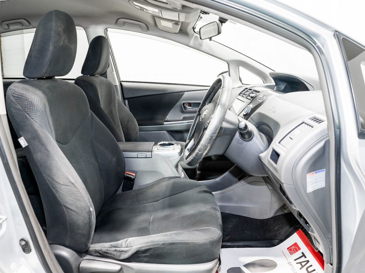 Toyota Prius Alpha 2013 - фото автомобиля